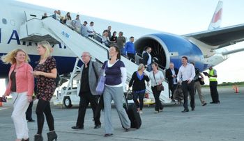 Flujo de turistas rondaría los 4.0 millones al finalizar el año, informa BC; economía tiene astronómico crecimiento