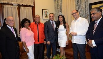 José Ramón Peralta recibe a la reina de Belleza Francisca Lachapel