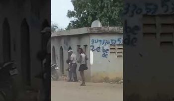 Policías golpean mujer, según un video que circula en las redes sociales
