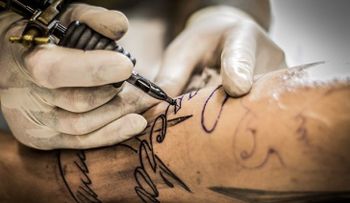 Encuentran bacteria en 67 personas tatuadas en Buenos Aires; puede afectar todos los órganos