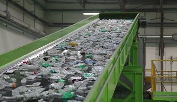 Novedosa máquina convierte desperdicios en petróleo             