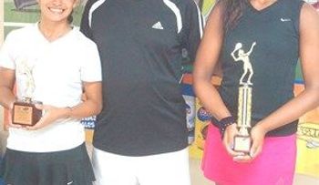 Campeonas del Torneo de Tenis 56 Aniversario del Club Naco Copa Cocoa Sobrino