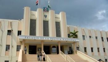 En Azua: Dos policías y tres civiles heridos en incidente al ejecutar orden de arresto