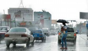 Vaguada y onda tropical provocarán aguaceros y tronadas este lunes