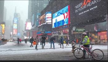 Nieve acompañada de frío azotan a NY; cambiarán horario el domingo 
