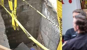 Mujer hispana resulta seriamente lesionada al caer en un hoyo en Alto Manhattan 
