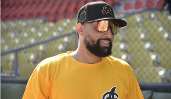 Webster Rivas luce amarillo por la mística y en honor a su abuelo