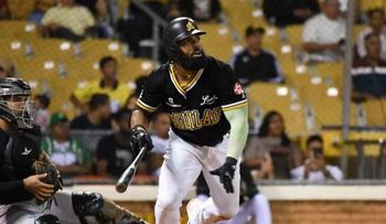 Estacazo de Aneury Tavarez con las bases llenas mantiene vivas a las Aguilas en el Round Robin