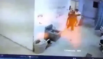Hombre agrede a trompadas un doctor en emergencia hospital de Salcedo, RD