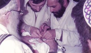 Autorizan que rabinos puedan chupar penes de bebés judíos en Nueva York
