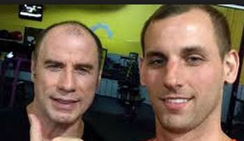 John Travolta es calvo y usa peluca