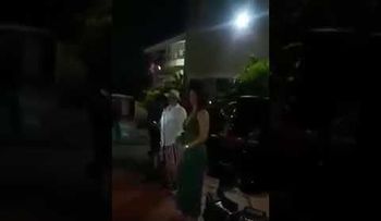 Un hombre desenmacara en una fiesta a su esposa cuernera con su mejor amigo, mostrando mensajes que se enviaban