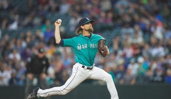 Encarnación limpia las bases, y lanzador de Seattle no puede ganar juego perfecto 