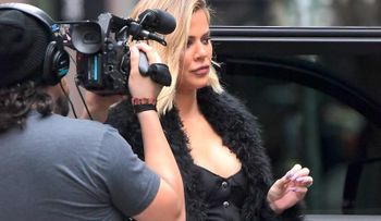 Khloé Kardashian y su foto navideña que trae a todos obsesionados