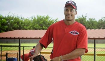 Daniel Cabrera se prepara para lanzar con los Leones desde el principio
