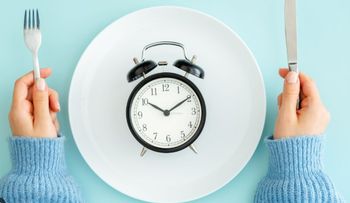 Expertos recomiendan desayunar a las 9 y cenar a las 4 pm