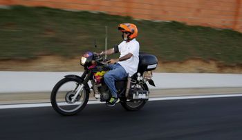 Un brasileño inventa una motocicleta que funciona con agua (VIDEO)