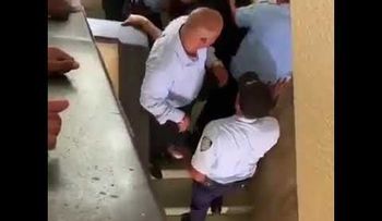 La esposa y la amante se disputan a trompadas el amor de un preso en el Palacio de Justicia 