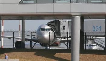 Snowden sigue "perdido" en el aeropuerto de Moscú