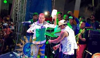 Omega llega con un suero a fiesta en San José de Ocoa