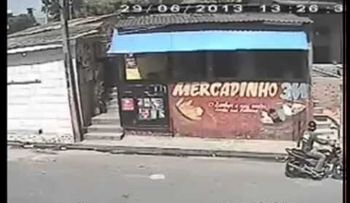 Video: Ladrón va a robar una tienda y lo lanzan por la ventana