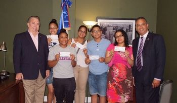 Cónsul de RD en NY y diputado de ultramar entregan becas a estudiantes dominicanos 