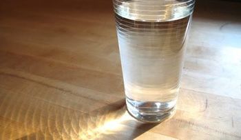  El secreto de un vaso de agua con sal debajo de la cama