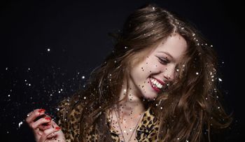 Glitter Undercuts: la última y exótica técnica para el pelo