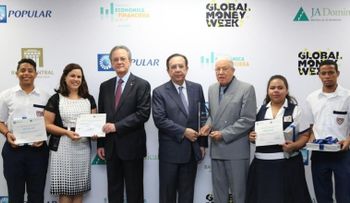 Gobernador del BC, Valdez Albizu y presidente del BPD entregan premios, en el marco de la Semana Económica y Financiera