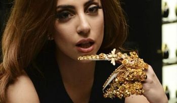 Lady Gaga lleva a fanáticos a "su planeta"