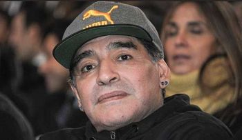 Periodista rusa denuncia a Maradona por acoso sexual; dice le arrancó el vestido 