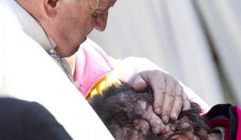 El Papa abraza hombre afectado de rara enfermedad