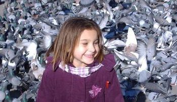 La niña con piel de reptil lucha por alargar su vida