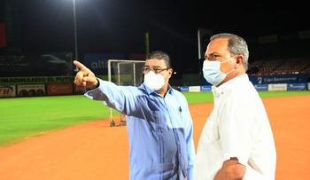 Ministro de Deportes supervisa avances del Estadio Quisqueya; acogerá la Serie del Caribe 2022