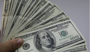 El dólar baja ante el euro y otras divisas, pero se aprecia ante el yen