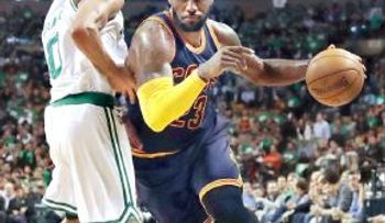 LeBron superó a Jordan y va a otra final contra Golden State 