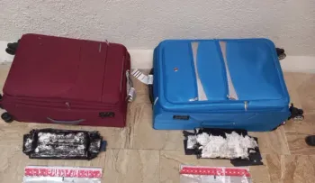 Detienen estadounidense llevaría a EE.UU. dos paquetes presumiblemente cocaína