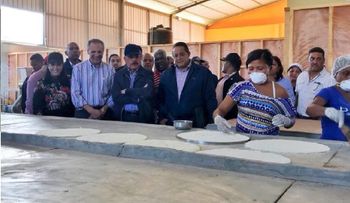 Danilo supervisa avances construcción planta de casabe y procesadora frutas en Sánchez Ramírez