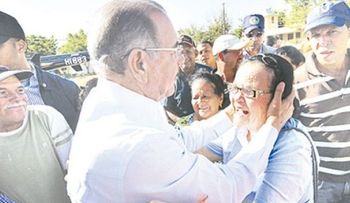 Danilo Medina ofrece crédito de RD$300 millones a ganaderos de la Línea Noroeste