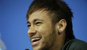 Neymar desplaza a Messi en la cima de encuesta de AP 