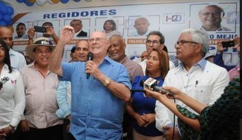 Hipólito promete cumplir con ley dispone 10% para ayuntamientos; violada por gobiernos del PLD