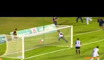 Masajista entra al campo de juego y evita gol contra su equipo