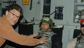 Una periodista denuncia que fue manoseada por un senador de EEUU mientras dormía y muestra foto de prueba