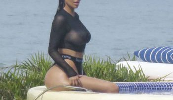 Kim Kardashian deja poco a la imaginación con esta camiseta transparente