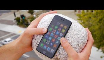Esto pasa si lanzas tu iPhone desde 30 metros con 2.000 cohetes