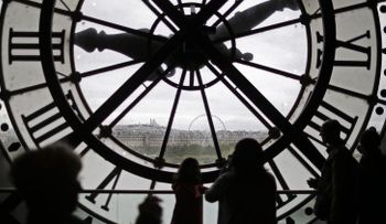 Científica explica por qué el tiempo fluye hacia adelante y no al revés