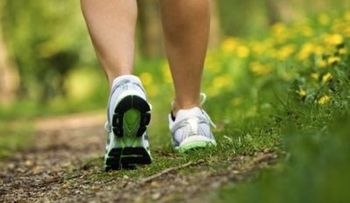 Caminar una hora al día podría mantener la artritis a raya