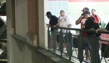Fanático de los Bravos de Atlanta muere al caer de gradas durante un partido