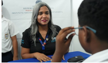 INABIE y SNS entregan dispositivos médicos en escuelas
