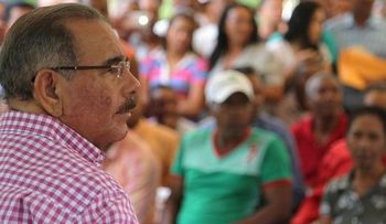 Danilo aprueba crédito para productores de café y vegetales en Azua